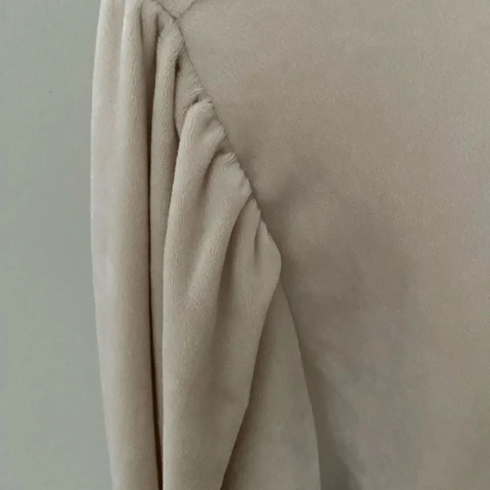 LOFT Cream Long Sleeve Top – Size Large – Soft Plush Knit – Like New - Picture 7 of 8